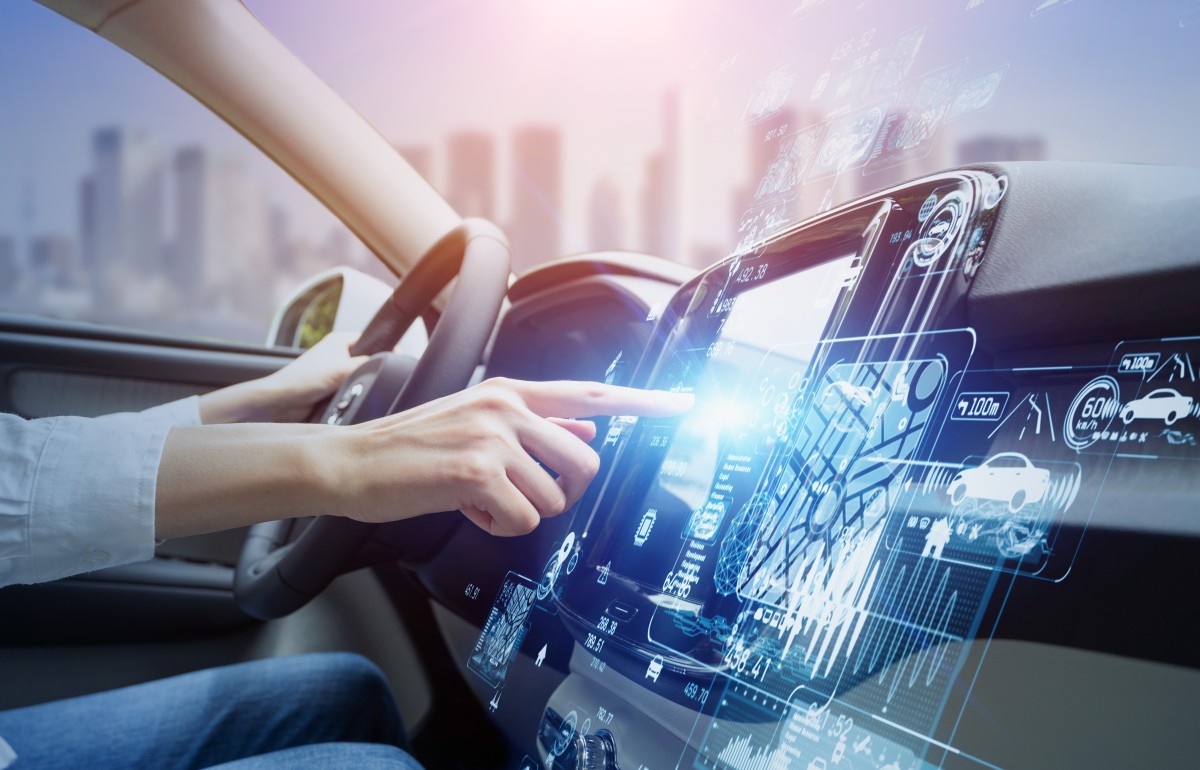 Unidade de processamento de inteligência artificial instalada numa plataforma automóvel moderna, com destaque para os componentes de hardware
