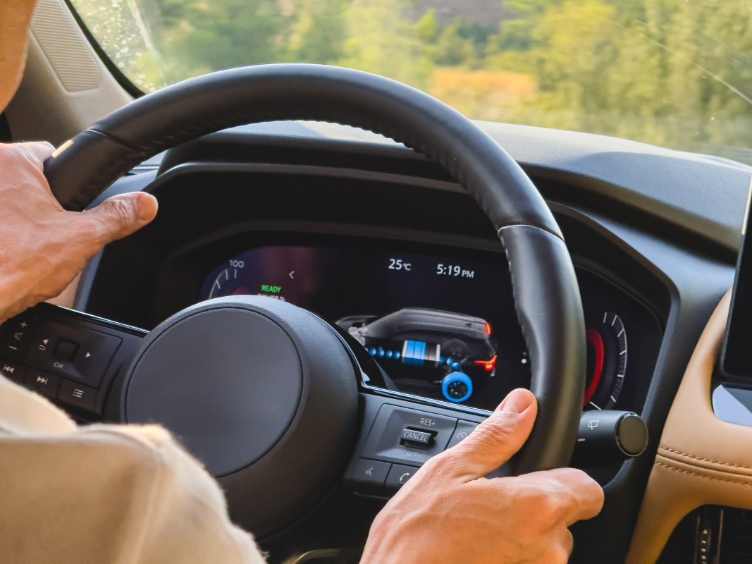 SEO - Híbrido ou elétrico: qual compensa mais para quem conduz em Portugal todos os dias? - KW: carros híbridos vs carros elétricos