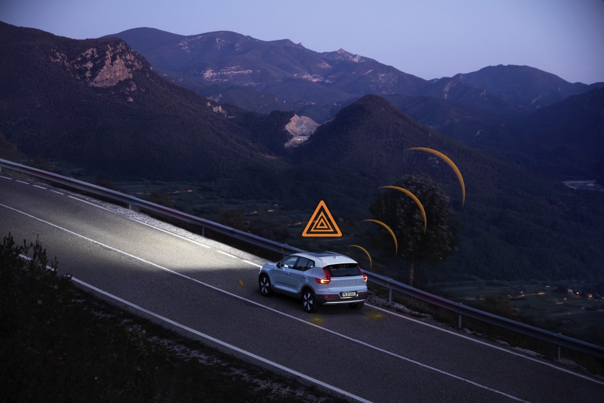 Painel de instrumentos de um Volvo a exibir alerta de perigo recebido por comunicação V2V numa autoestrada