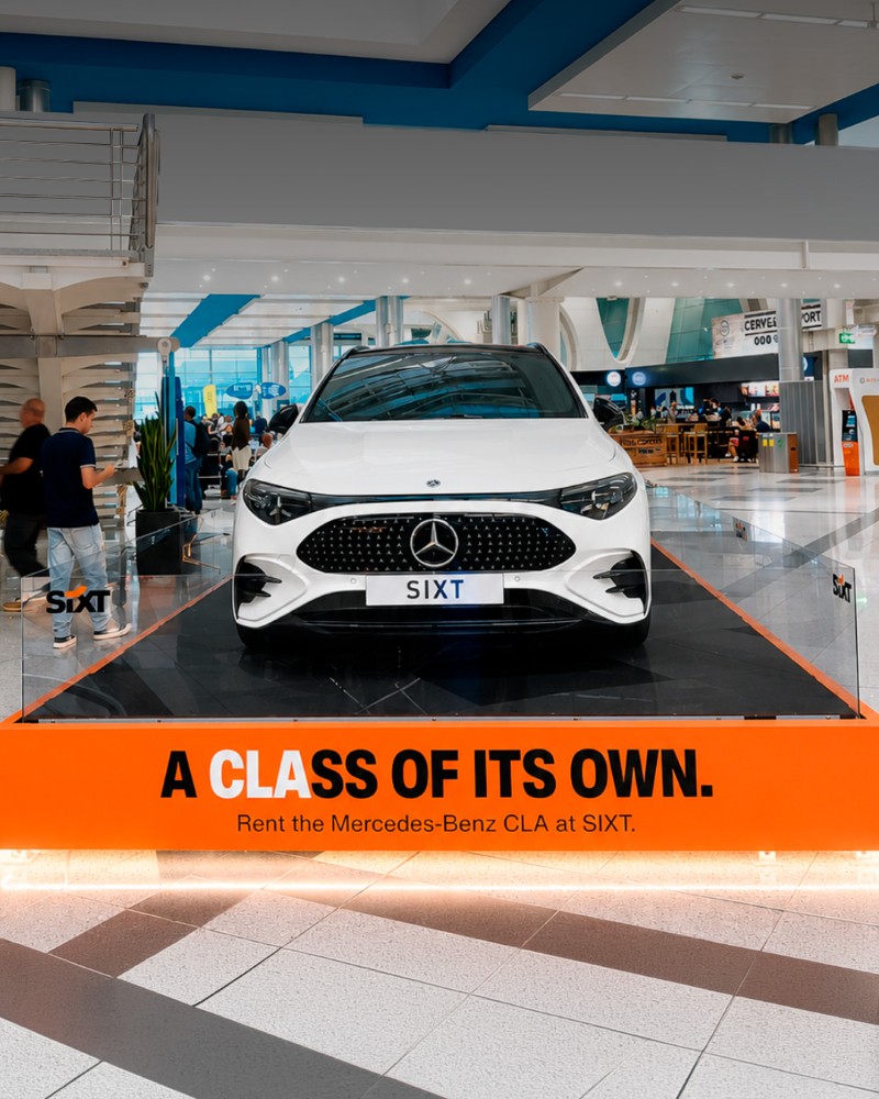 exterior do novo Mercedes-Benz no Aeroporto do Porto, com pista ao fundo e iluminação de apresentação