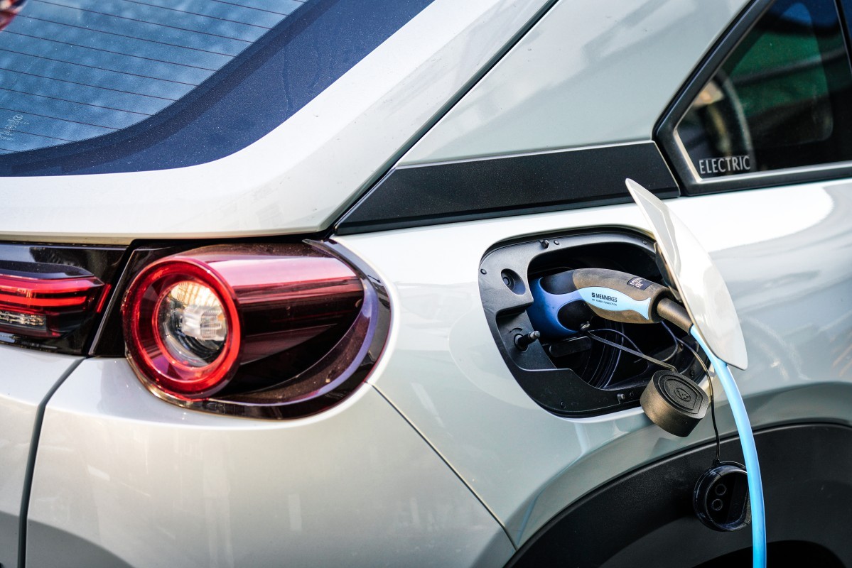 painel de instrumentos de um carro híbrido plug-in a mostrar autonomia elétrica e a gasolina