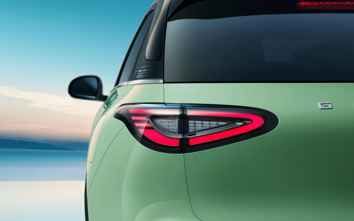 Geely E2 em movimento, fotografia dinâmica a destacar o design lateral do veículo