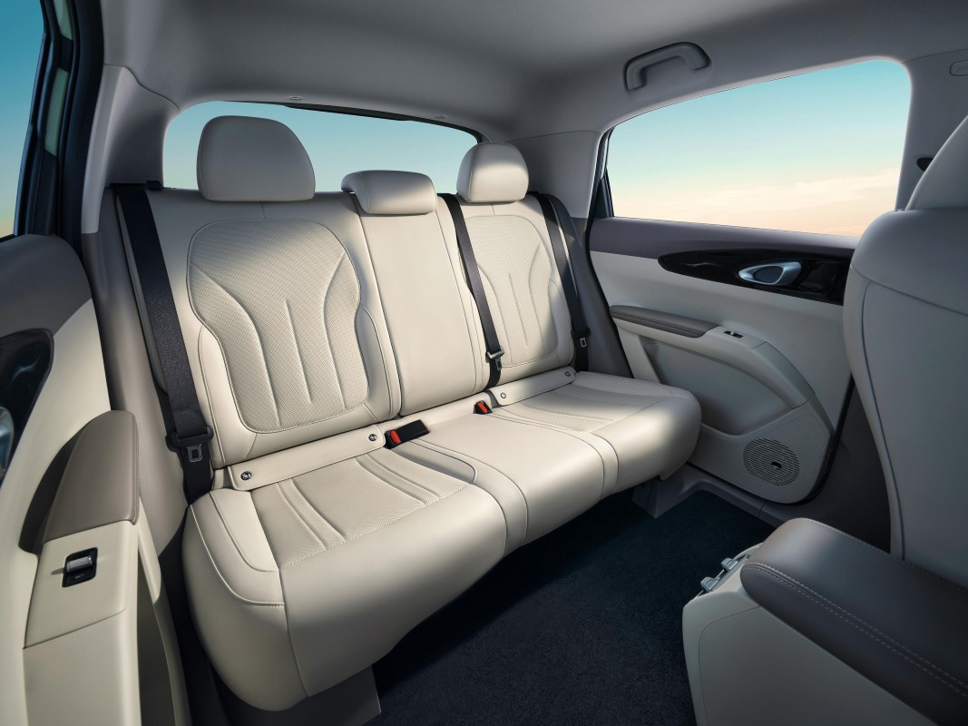 Interior do Geely E2 com painel digital e ecrã táctil central em destaque