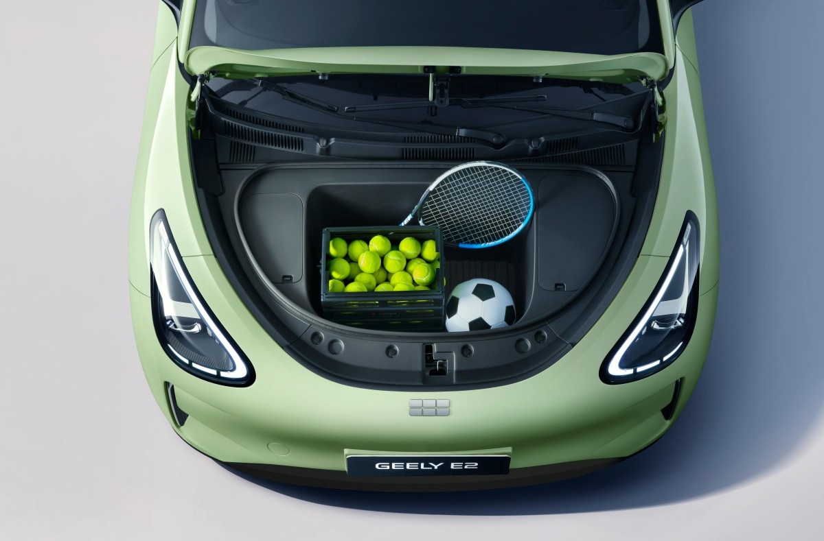 Comparação de tamanho do Geely E2 com outros citadinos eléctricos em parque de estacionamento