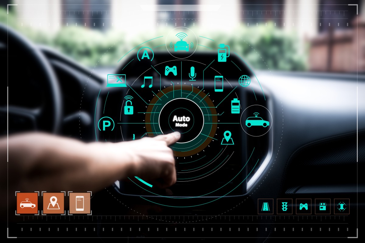 Painel de instrumentos digital de um automóvel moderno com interface de assistência ao condutor baseada em inteligência artificial activa