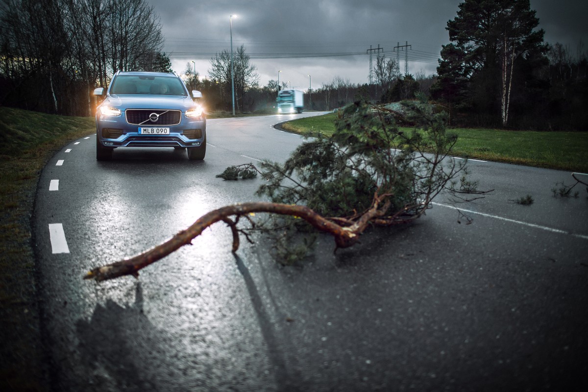 Vista exterior de dois Volvo numa autoestrada europeia, representando a conectividade V2V entre veículos em circulação