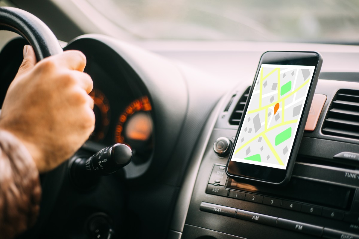 Ecrã de smartphone a mostrar a interface do Waze com alertas de trânsito activos numa autoestrada portuguesa