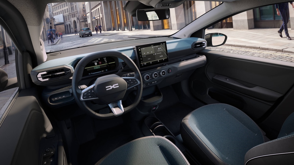 Dacia Spring 2025 em contexto urbano, rua de cidade portuguesa