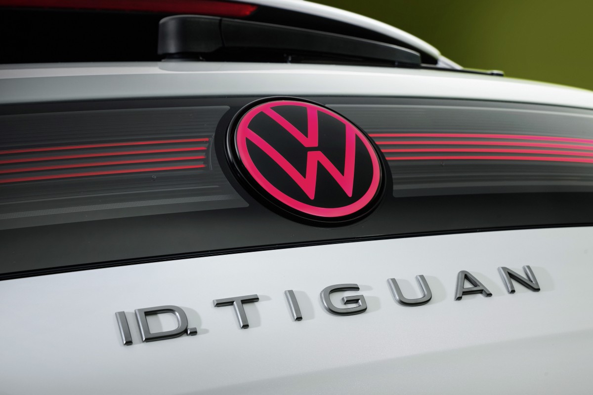 Interior conceptual de um eléctrico compacto da Volkswagen, com painel digital e acabamentos modernos