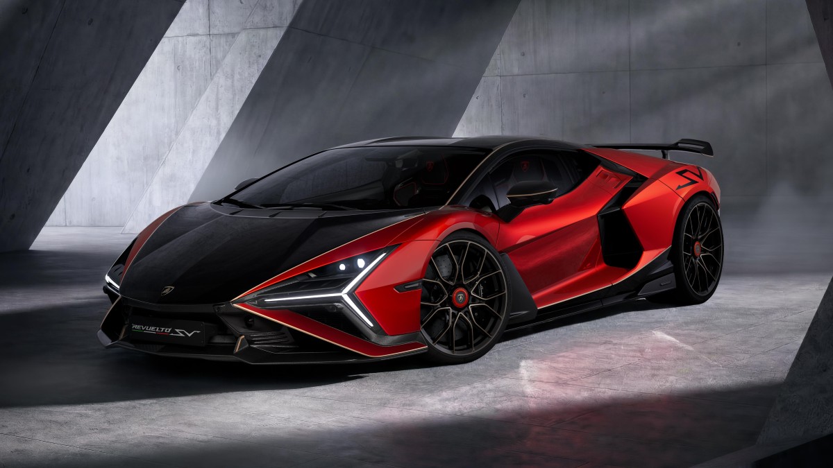 A lamborghini apresentou oficialmente o revuelto sv que mantém a fórmula de mais potência e foco em circuito