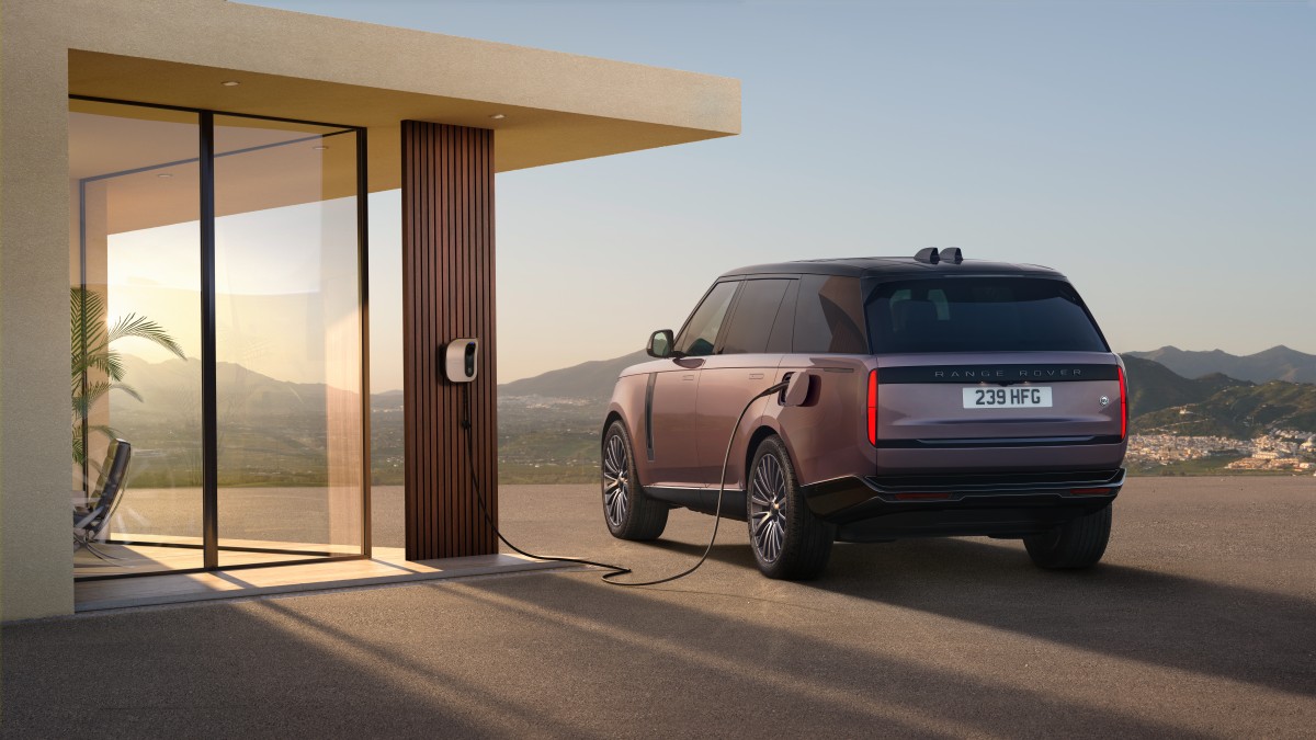 Range Rover eléctrico em percurso off-road, demonstrando capacidade em terreno irregular