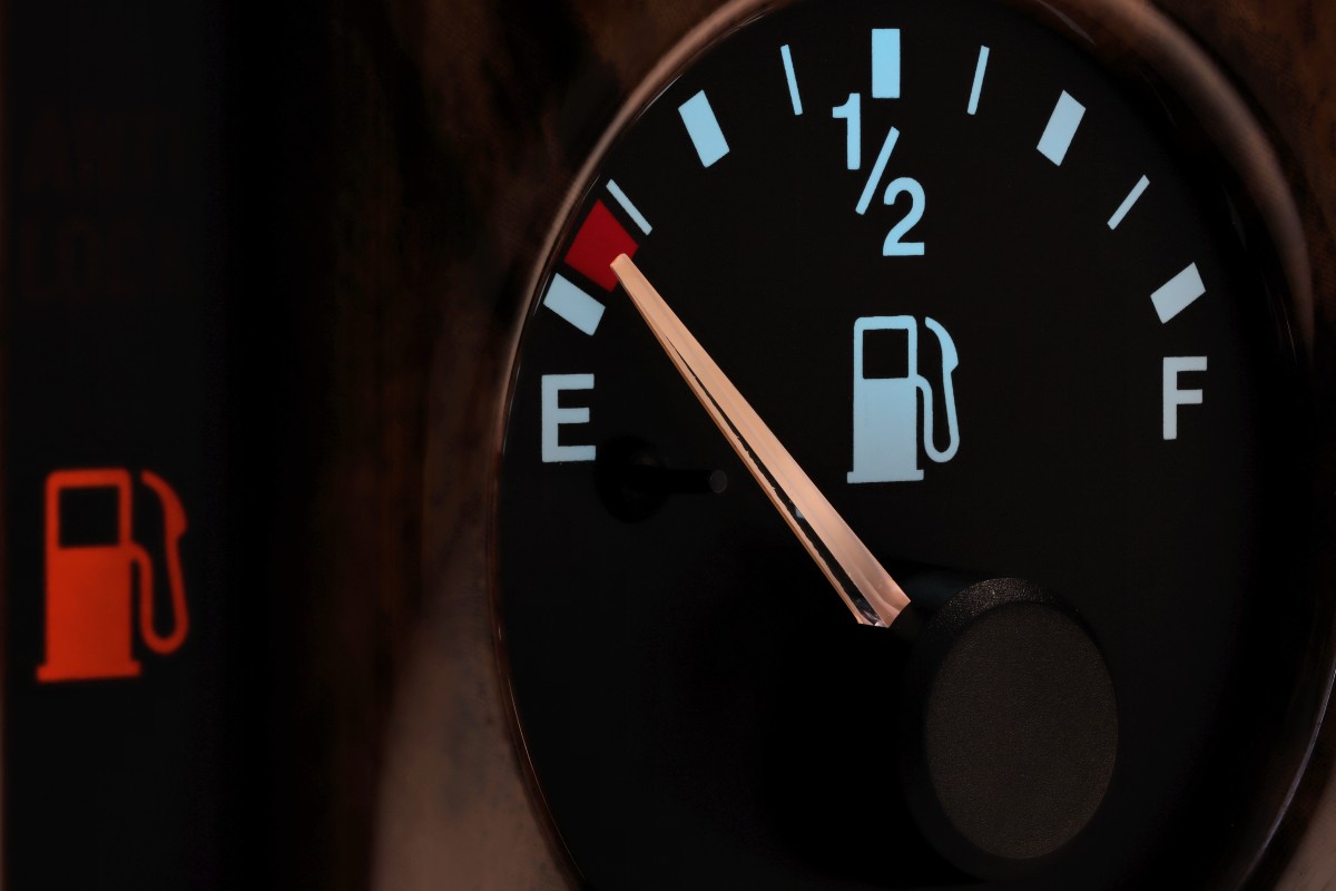 ecrã de computador com painel de métricas de anúncio de carro usado, gráficos de visualizações e contactos