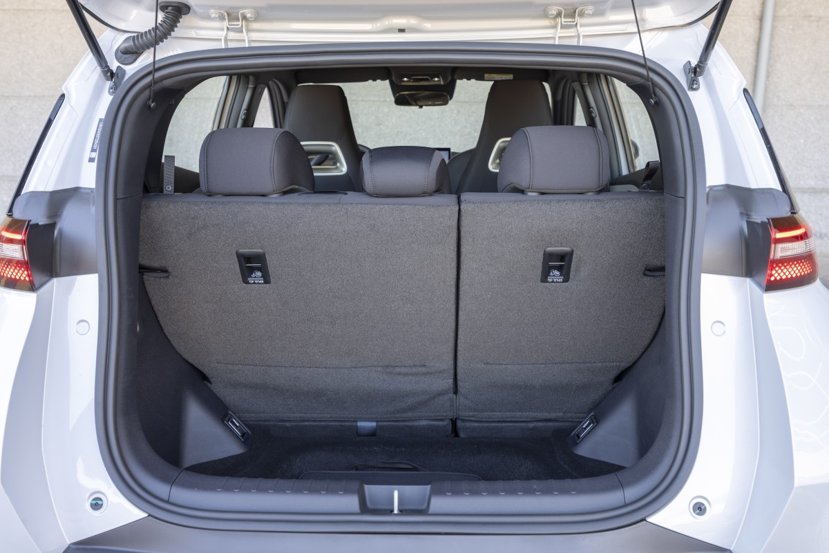Vista exterior do BYD Dolphin Surf de três quartos frontal, evidenciando as dimensões compactas da carroçaria