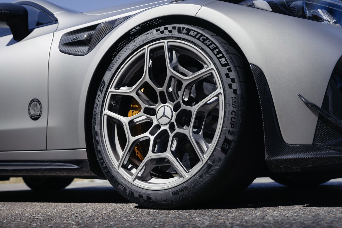 fotografia oficial do Mercedes-AMG CLE Black Series em fundo neutro de estúdio, com todos os detalhes aerodinâmicos visíveis