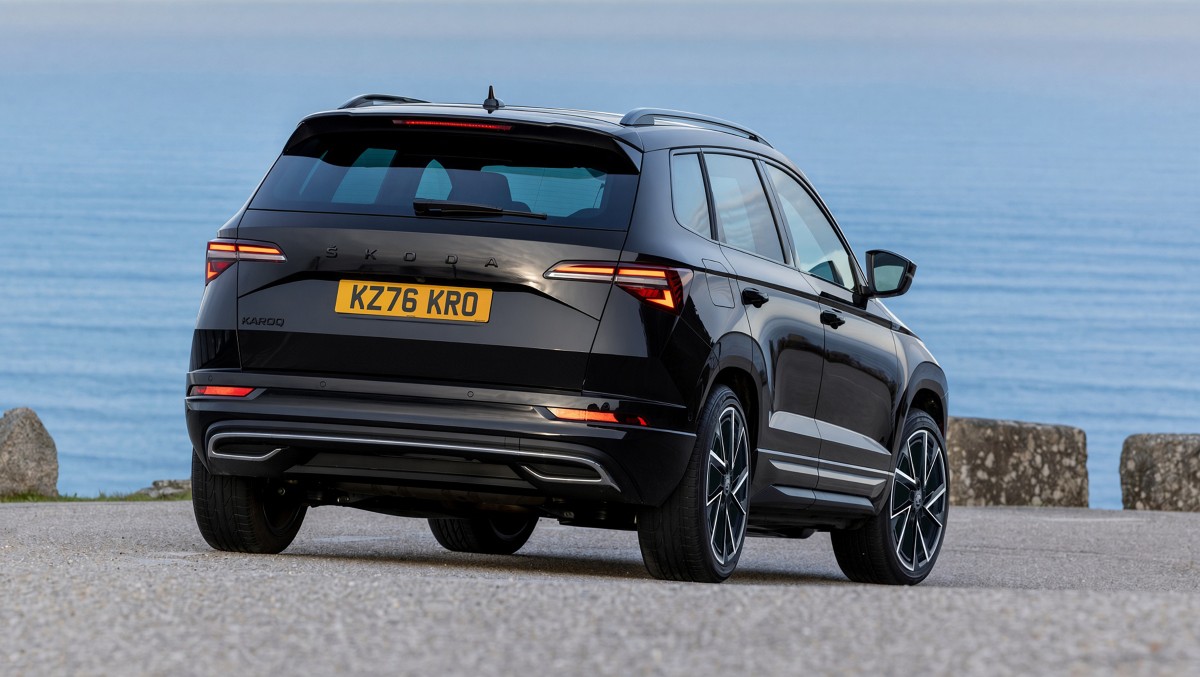 Škoda Karoq Black Edition em três quartos frontais, destacando os elementos escurecidos da grelha e jantes