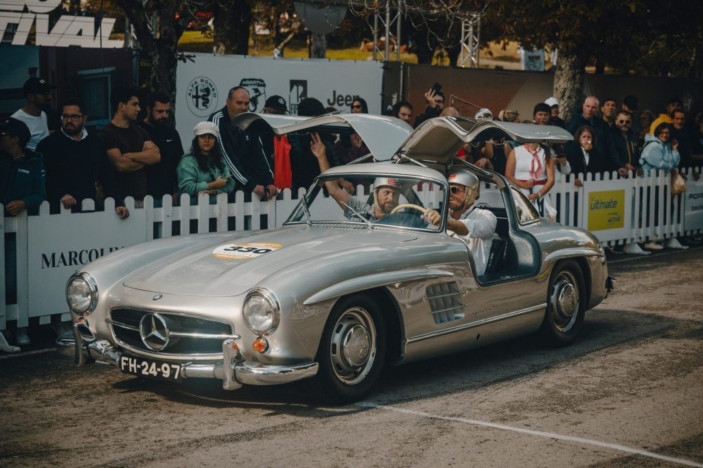 Fila de automóveis clássicos de colecção alinhados no recinto do Caramulo Motorfestival