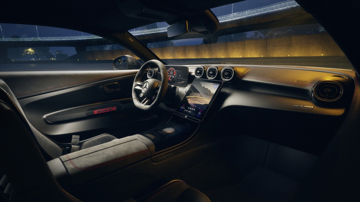 interior do Mercedes-AMG CLE Black Series com bancos de concha em Alcantara e painel MBUX