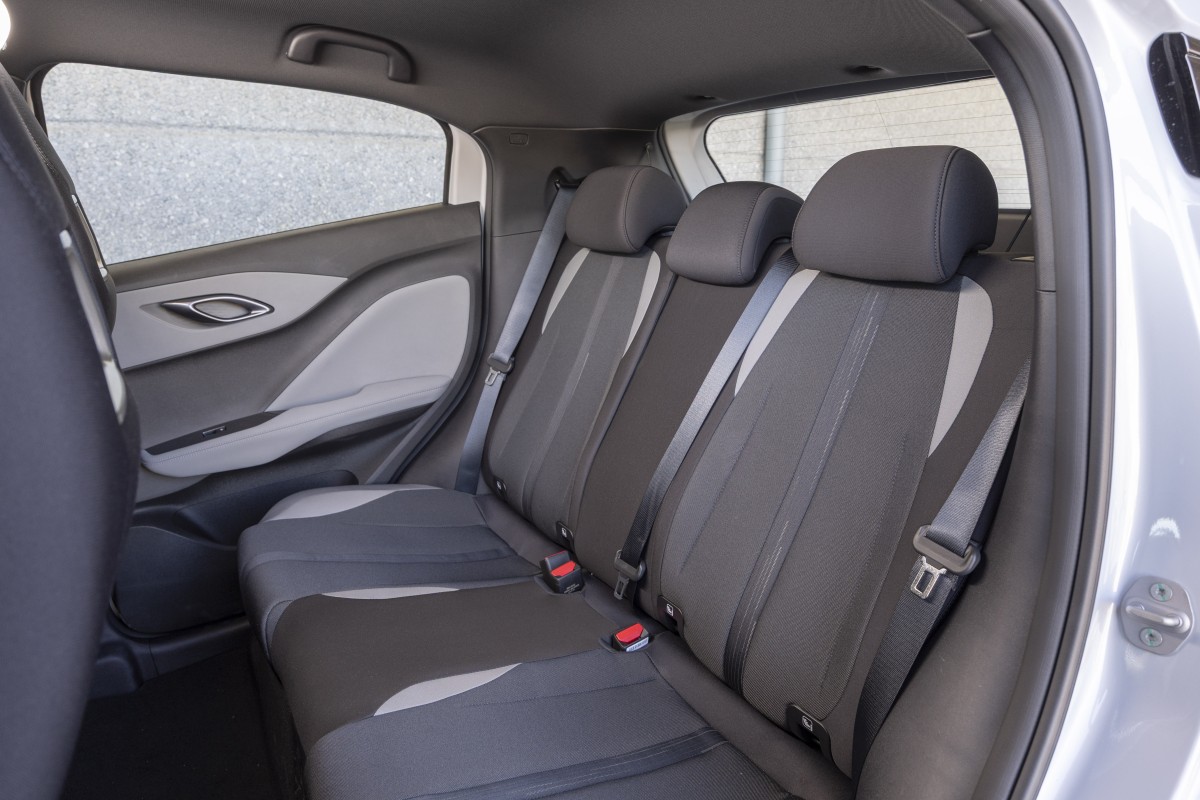 Comparação de espaço interior do BYD Dolphin Surf com rival do segmento, fila de trás