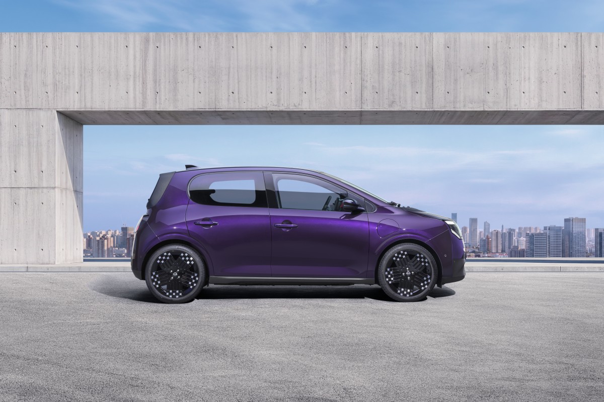 fotografia comparativa entre o Nissan PIXO original de 2008 e o conceito elétrico moderno