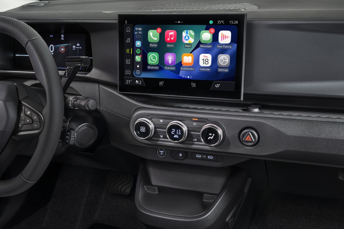 interior do conceito Nissan PIXO elétrico com painel digital e materiais sustentáveis