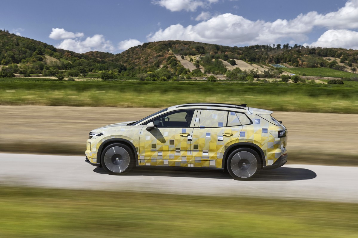 Comparação entre o Volkswagen Polo actual e o conceito ID.2, simbolizando a transição eléctrica da marca