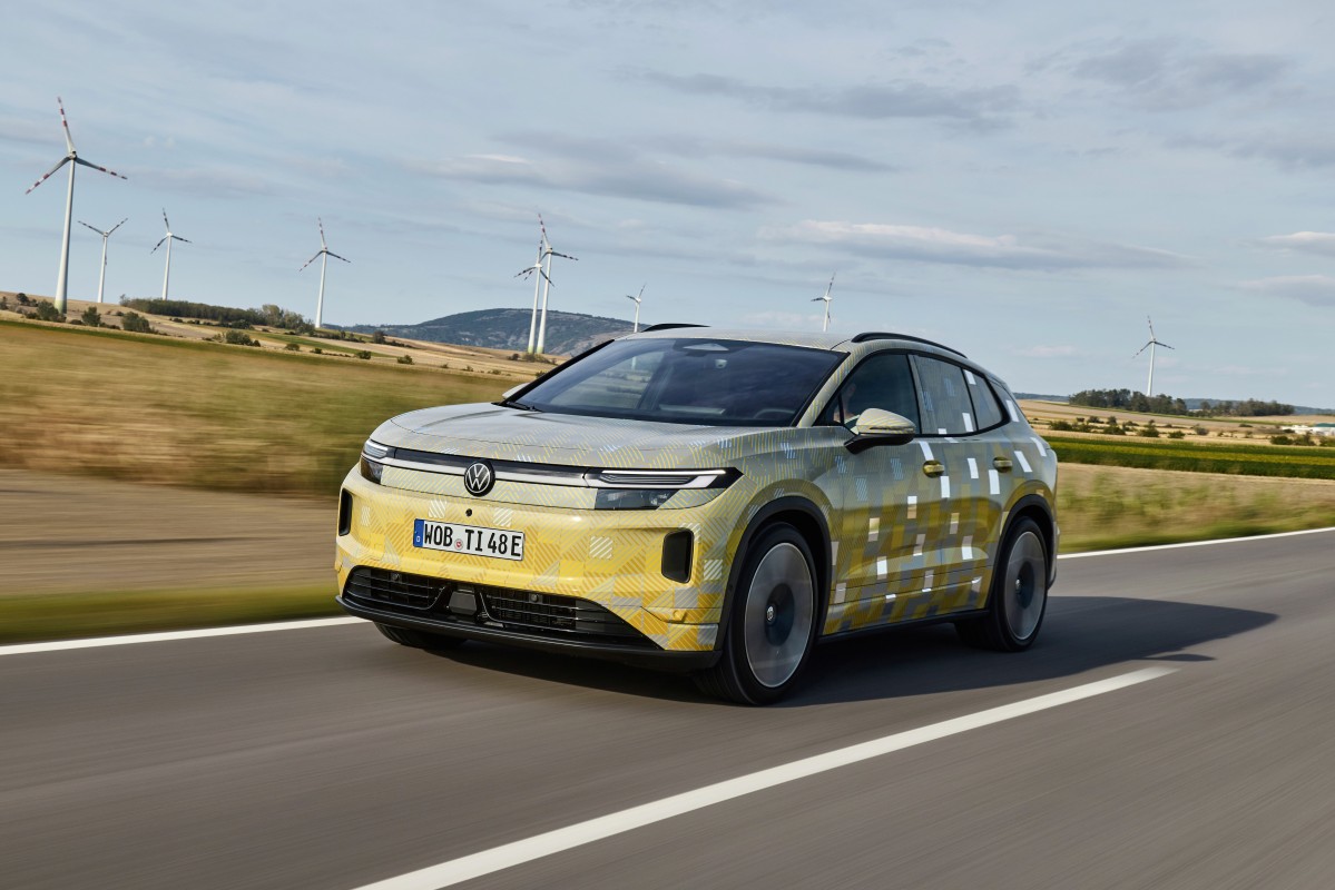 Volkswagen Polo de perfil em ambiente urbano, representando o modelo mais vendido da marca a nível mundial