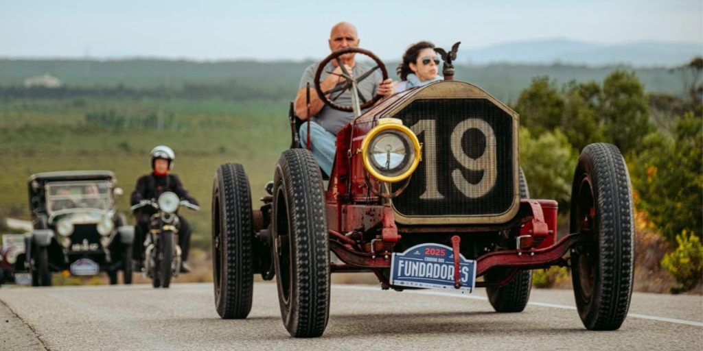 Automóvel clássico em movimento durante demonstração dinâmica no Caramulo Motorfestival