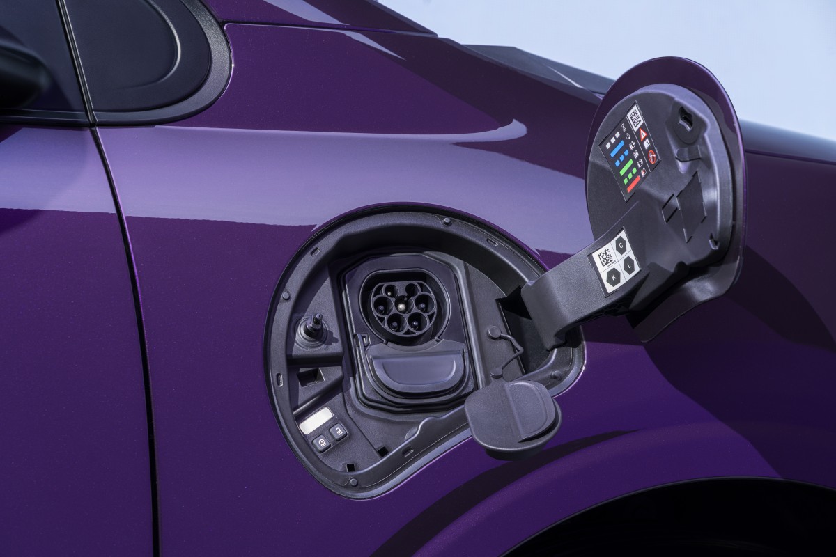 Nissan PIXO elétrico em ambiente urbano, a circular numa cidade europeia