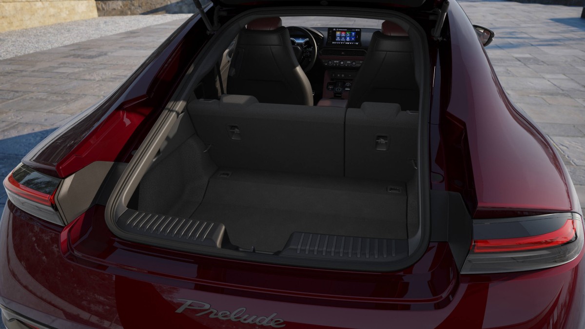 Honda Prelude edição especial vermelha em contexto urbano europeu