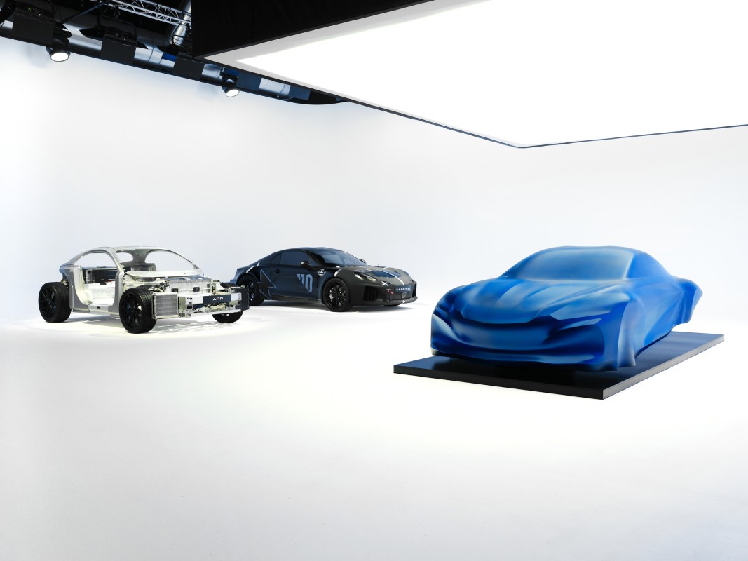 exterior do próximo Alpine A110, vista lateral com detalhes de design actualizados e silhueta de coupé desportivo