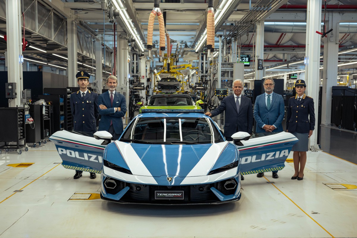 O temerario destinado à polícia distingue se pelas cores azul e branco que caracterizam a polizia