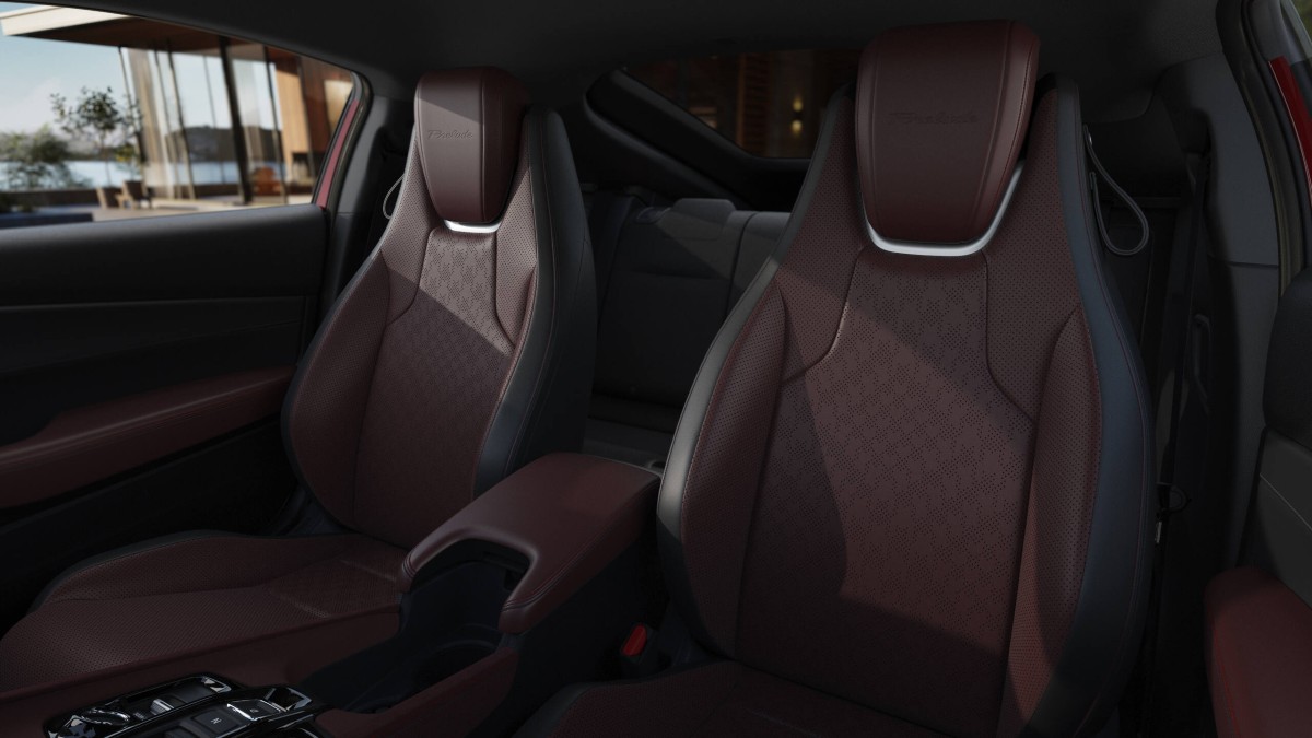 Honda Prelude edição especial vermelha, vista traseira com detalhes de iluminação LED