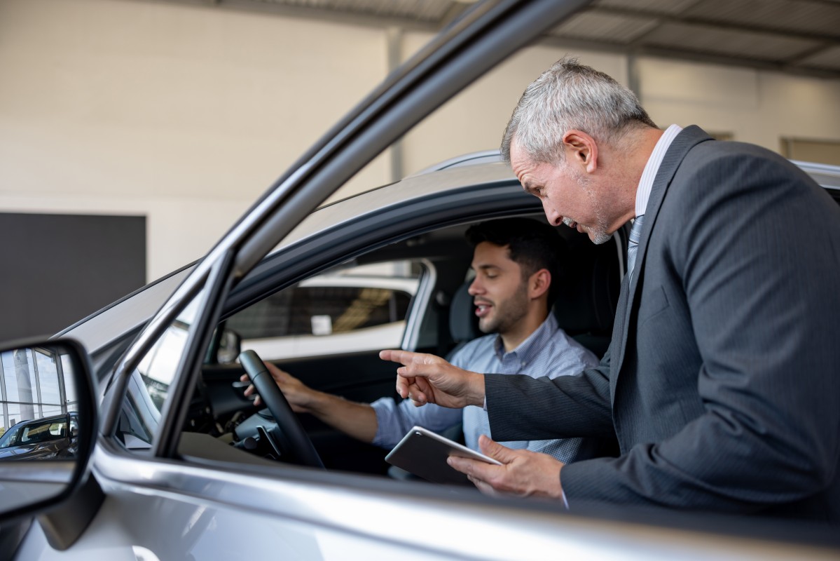 montagem com diferentes tipos de carros usados representativos do mercado português, incluindo SUV, eléctrico e gasóleo