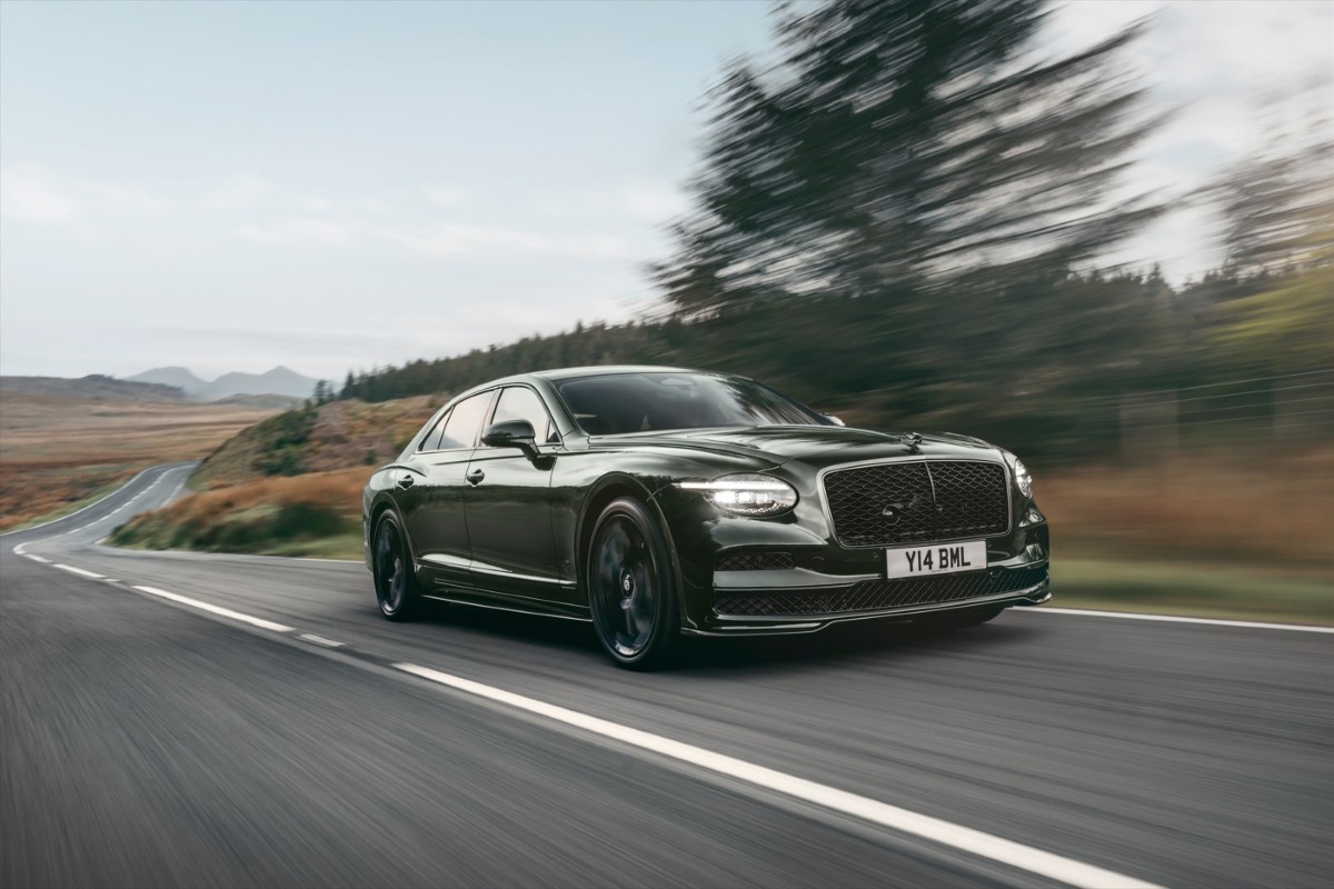 Pela primeira vez num sedan bentley desde 1962 o novo flying spur apresenta se com faróis dianteiros simples