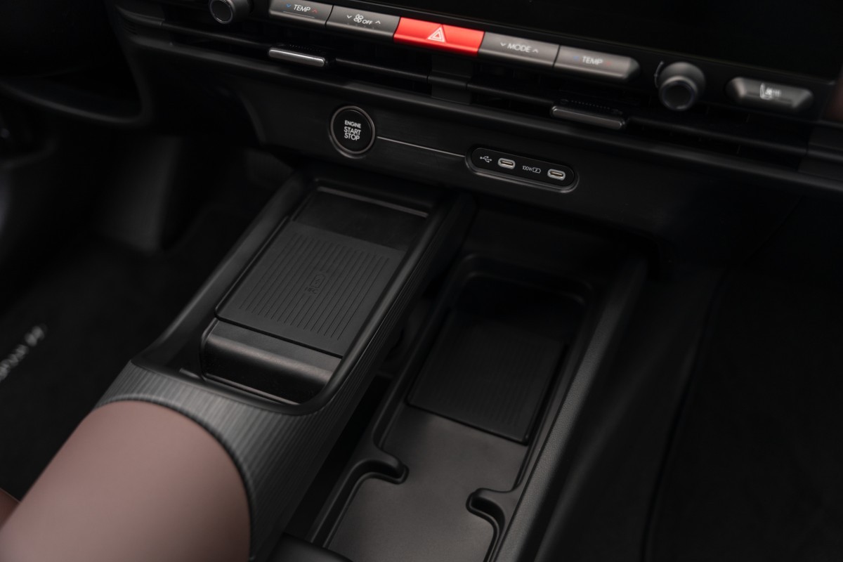 A consola central do novo hyundai tucson tem dois carregadores sem fios de 15 w e portas usb c até 100 w