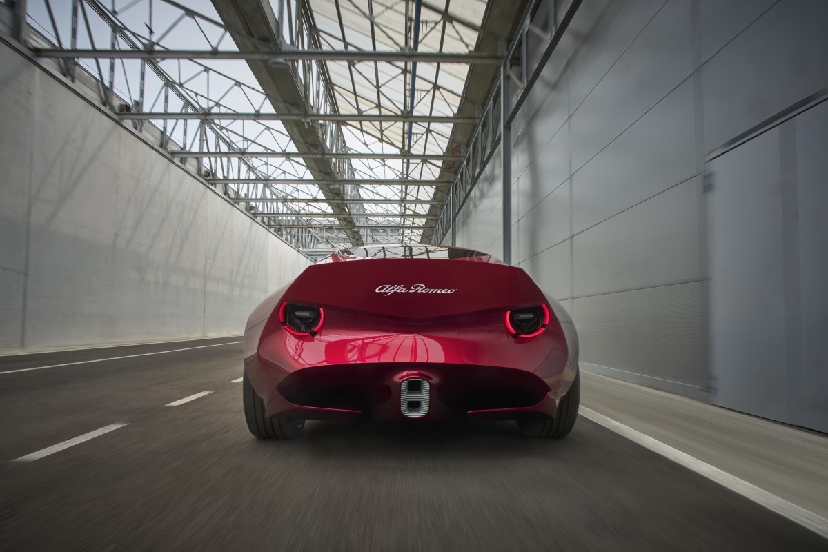 Perfil lateral do Alfa Romeo Cuorerosso mostrando a silhueta de desportivo puro com as proporções clássicas da marca