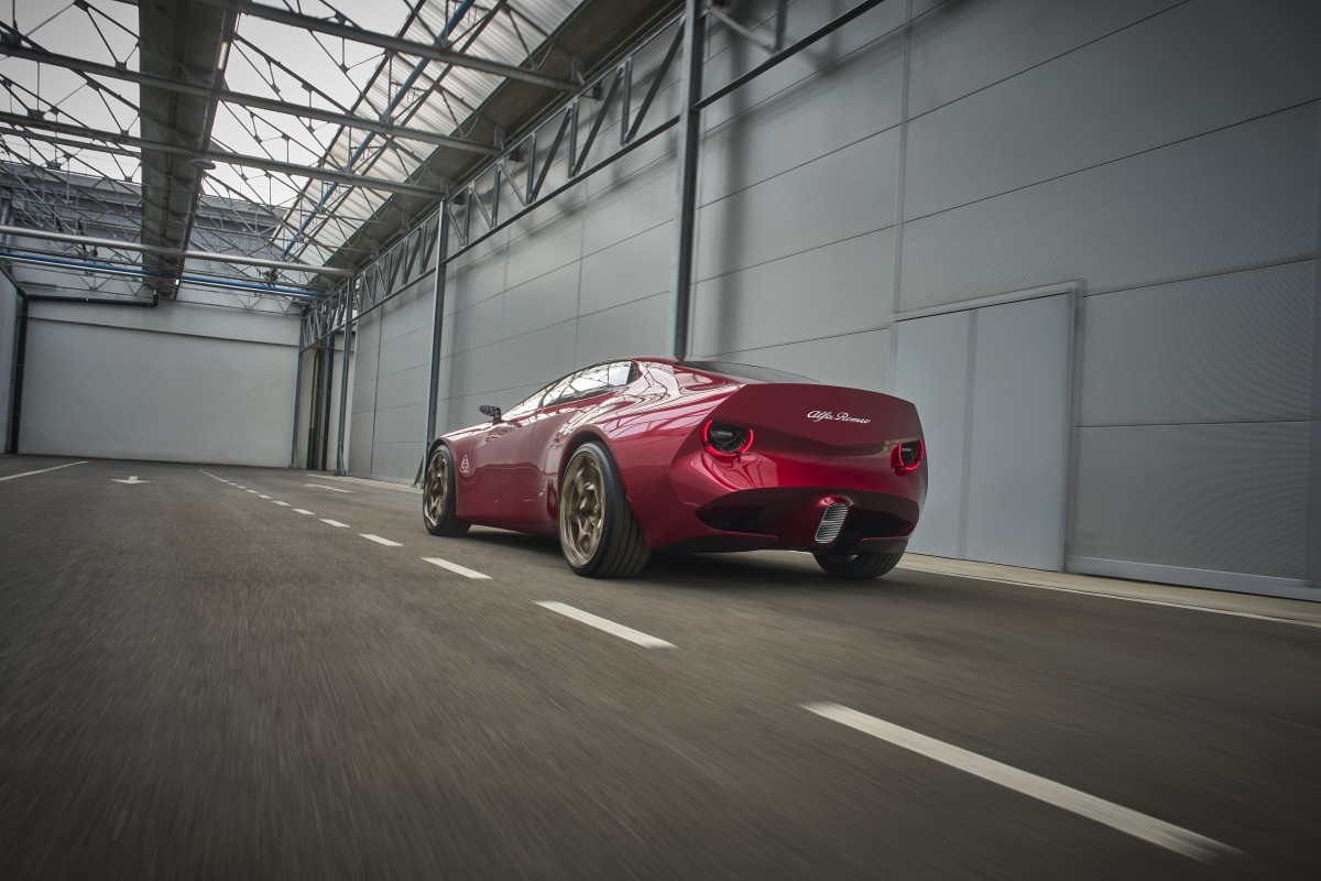 Vista frontal do Alfa Romeo Cuorerosso em ambiente de estúdio, destacando a grelha característica e as linhas agressivas