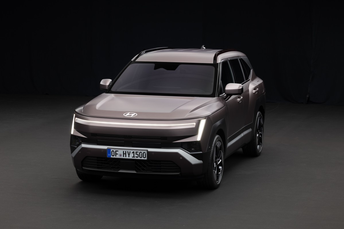 Na dianteira do novo hyundai tucson a assinatura h edge acentua horizontalmente a largura do suv